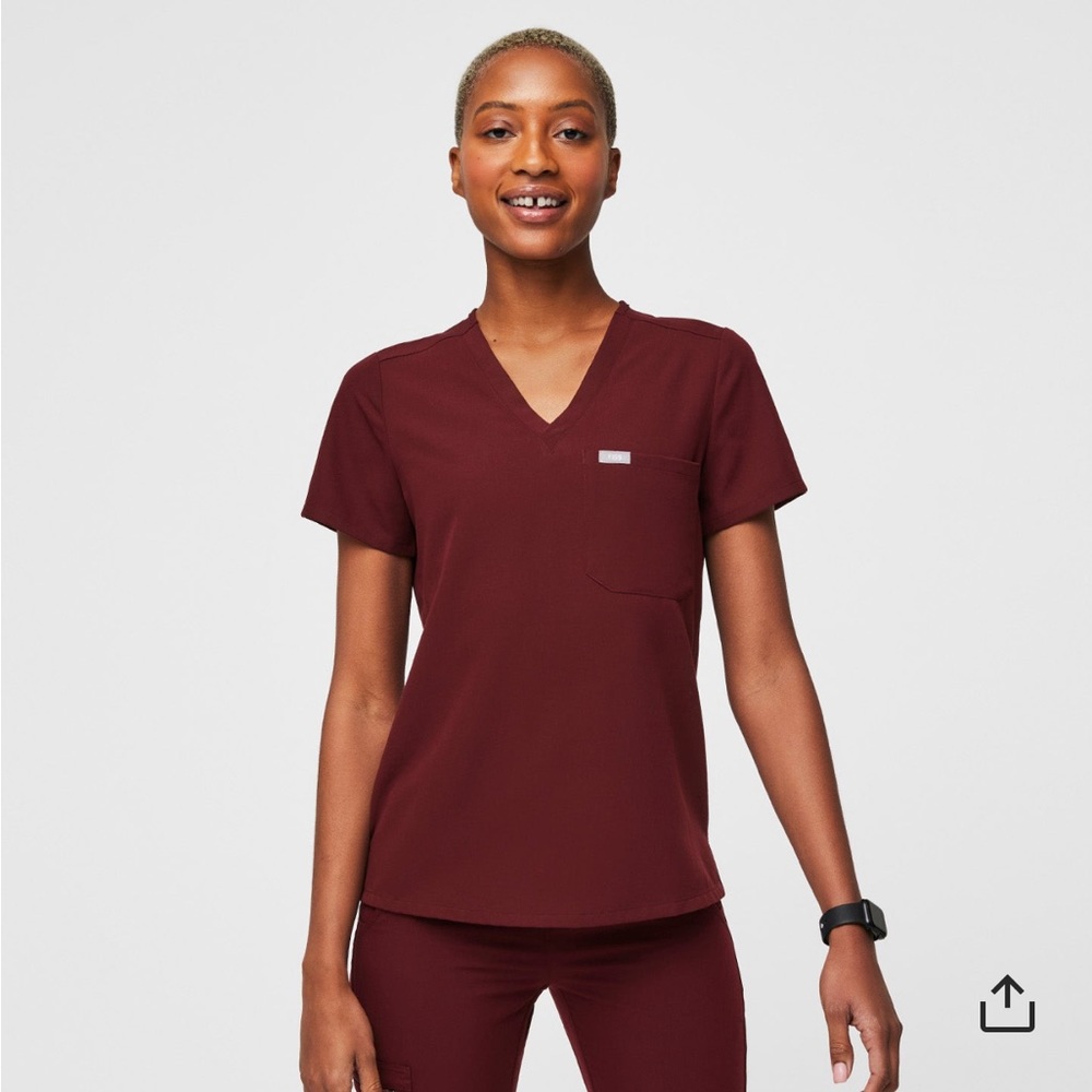 Figs Burgandy Women’s Catarina one-pocket scrub top